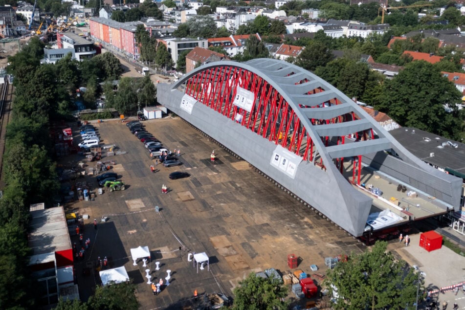 Hamburg: Hamburgs neue Sternbrücke: Transport nach wenigen Metern unterbrochen