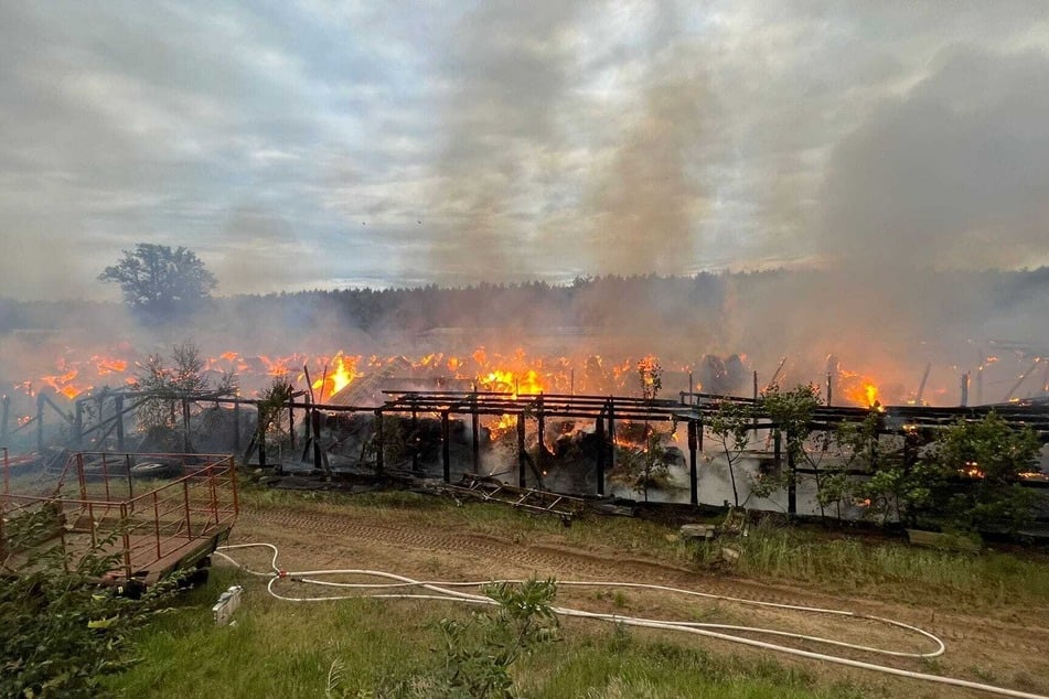 Der Brandumfang war so groß, dass das Feuer schon von Weitem zu sehen war und zahlreiche der umliegenden Feuerwehrstellen um Hilfe gebeten wurden.