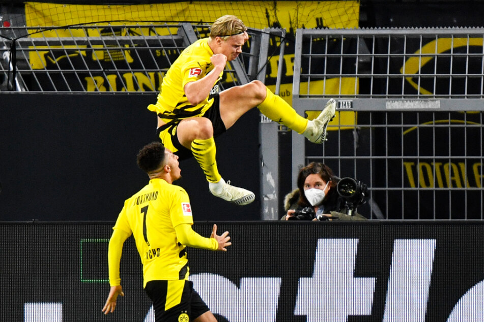 Erling Haaland (r.) bejubelt mit Vorbereiter Jadon Sancho seinen Treffer zum 2:0 für den BVB.