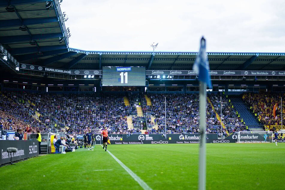 Auf der Anzeigetafel in Bielefeld stand es Weiß auf Schwarz: Elf Minuten gab es am Sonntag Nachspielzeit. Die nutzte Dynamo durch das Traumtor von Luca Herrmann (26) zum 2:1-Sieg.