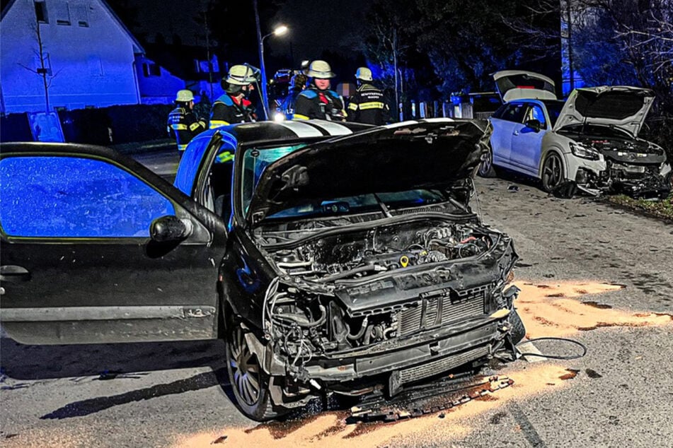 Die Münchner Feuerwehr kümmerte sich um ausgelaufene Betriebsstoffe der Autos.