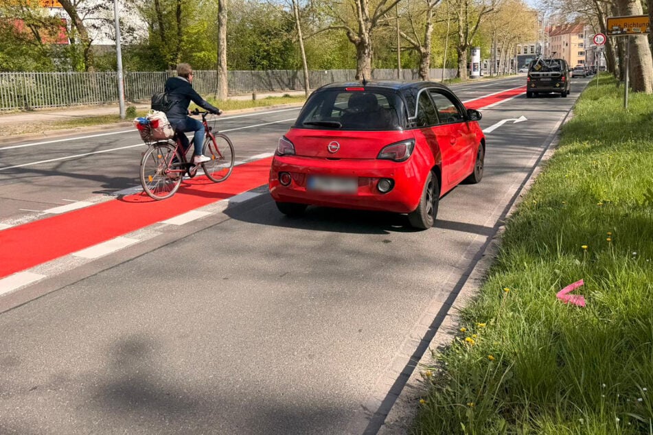 Die Radweiche an der Karl-Tauchnitz-/Wundtstraße erstrahlte am Freitag knallrot.