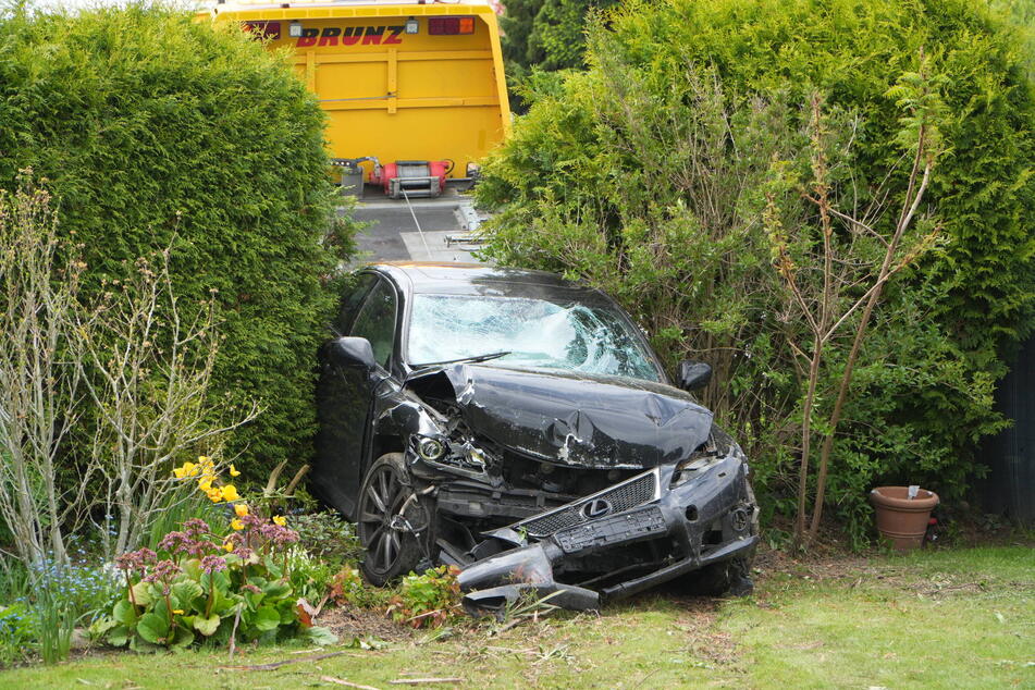 Nicht nur der Lexus wurde bei dem Crash völlig zerstört.