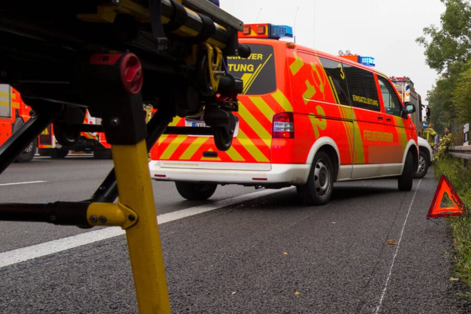 Nachdem ihn Ersthelfer aus seinem Wagen geborgen hatten, brachte ein Rettungswagen den Schwerverletzten ins Krankenhaus. (Symbolbild)