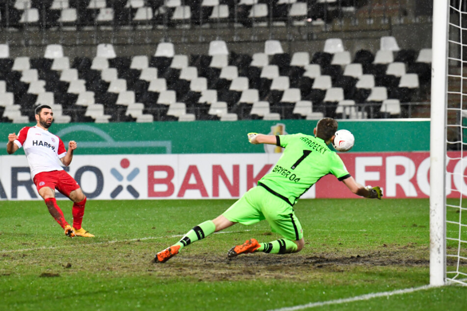 Der Anfang vom Leverkusener Pokal-Aus! Oguzhan Kefkir (l.) trifft zum 1:1-Ausgleich für RWE.