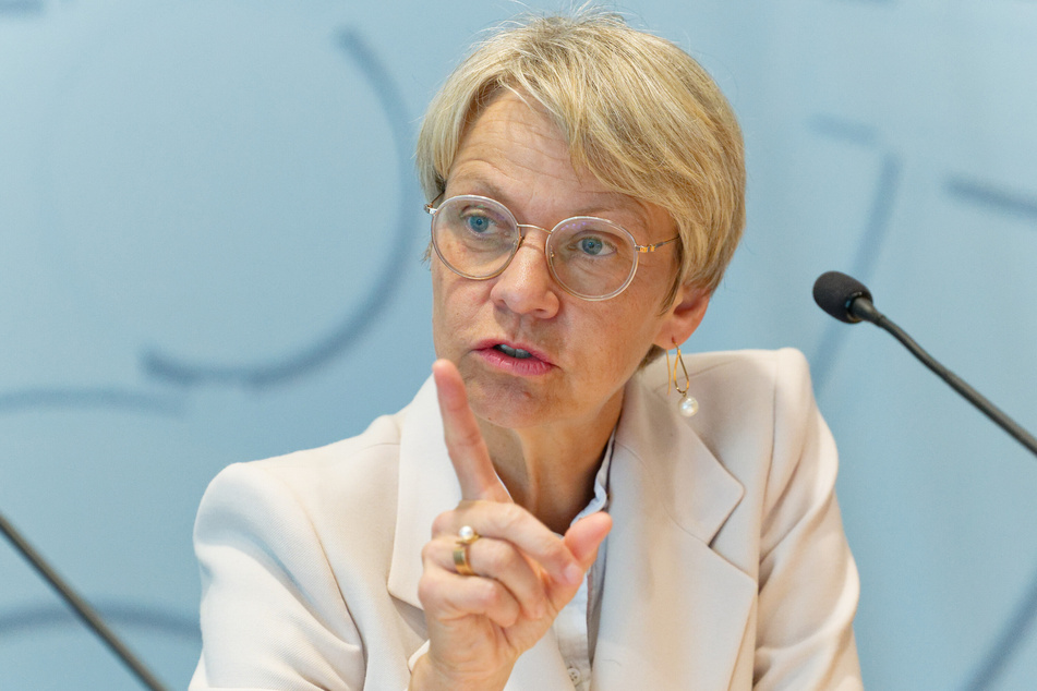 Dorothee Feller (59, CDU) ist die Ministerin für Schule und Bildung des Landes Nordrhein-Westfalen.