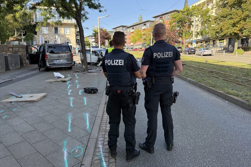 Bei dem schweren Unfall entstanden auch erhebliche Schäden an der Straßenbahninfrastruktur. Die Rautenstraße blieb bis in die Abendstunden voll gesperrt.