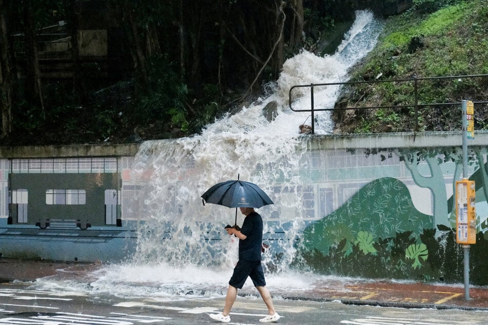 Las lluvias torrenciales habían hecho imposible el aterrizaje en Hong Kong.