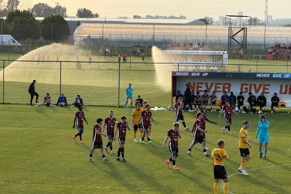 Aarau klatscht ab und geht in Führung, die SGD guckt bedröppelt drein.
