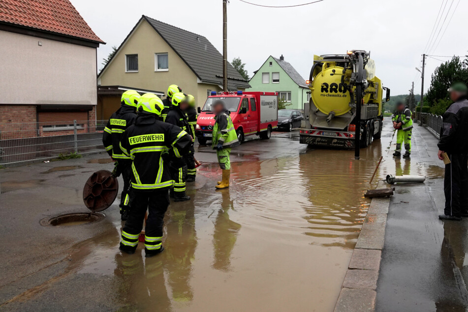 Chemnitz: Nach heftigem Regen in Chemnitz und Umgebung: Straßen unter Wasser, Feuerwehr im Einsatz