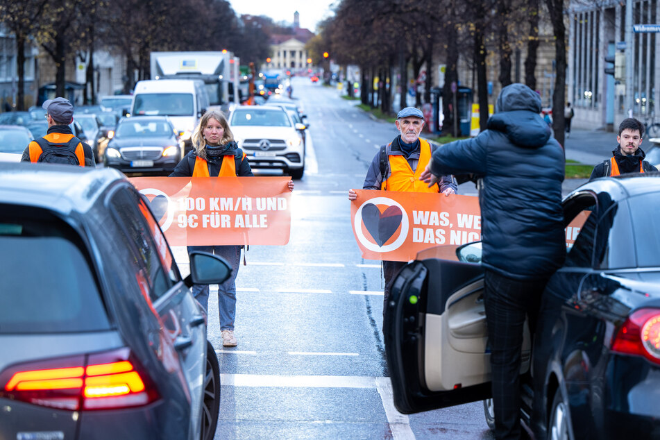 Klimaaktivisten der Umweltschutzbewegung "Letzte Generation" haben auf der Prinzregentenstraße in München den Verkehr blockiert.