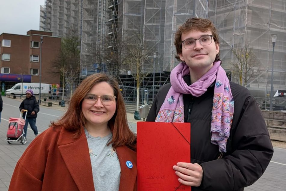 Eva Caspers und Jan Schiffers von den Kölner Linken haben die Anwohner beim Überreichen der Petition unterstützt.
