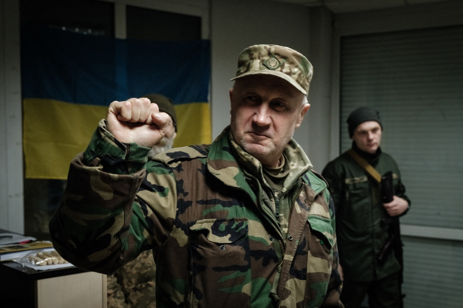 Ein ukrainischer Freiwilliger grüßt seine Kameraden. Der Willen vieler Ukrainer für ihr Land zu kämpfen ist nach wie vor ungebrochen, auch "Putins Winterterror" konnte daran nichts ändern.