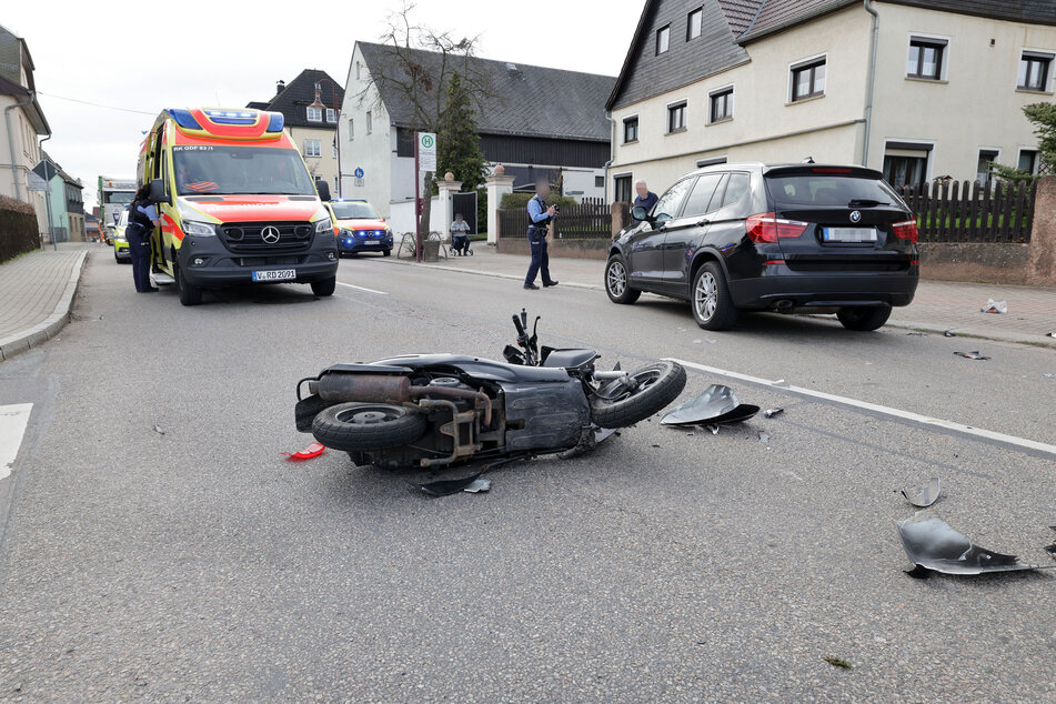 Auf der Hofer Straße in Oberlungwitz (Landkreis Zwickau) kam es zu einem schweren Unfall: Ein BMW krachte mit einem Moped zusammen.