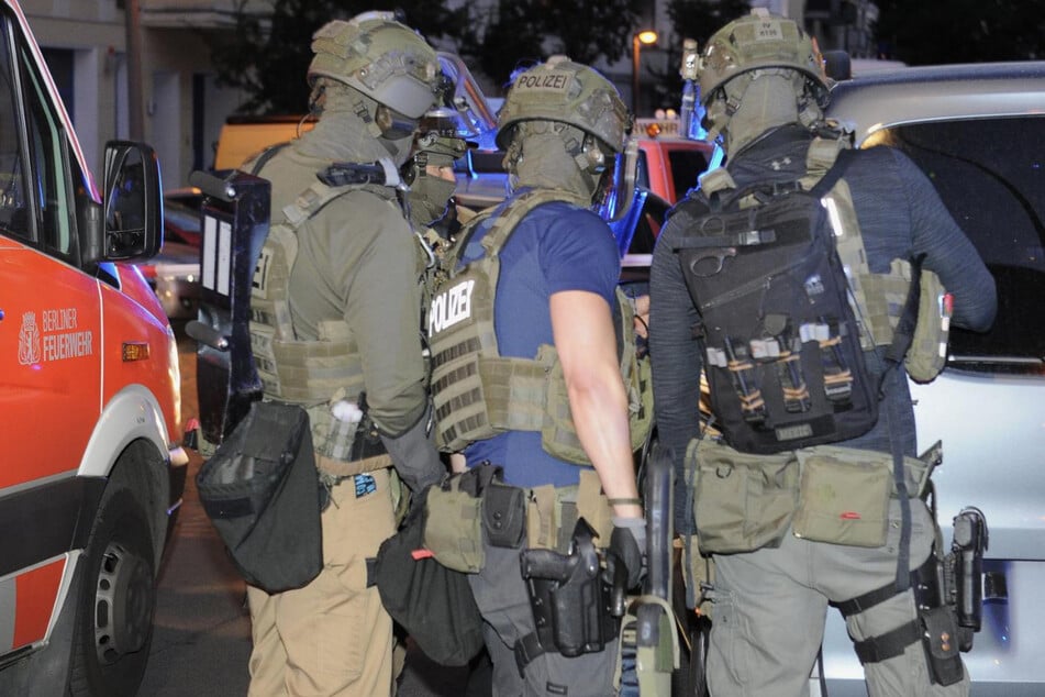 Auch das SEK wurde angefordert. Die schwer bewaffneten Polizisten konnten den mutmaßlichen Angreifer stellen.