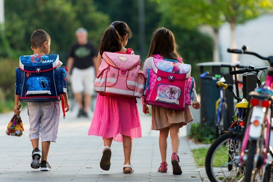Viele Kinder nutzen das Deutschlandticket für den Schulweg. (Symbolbild)