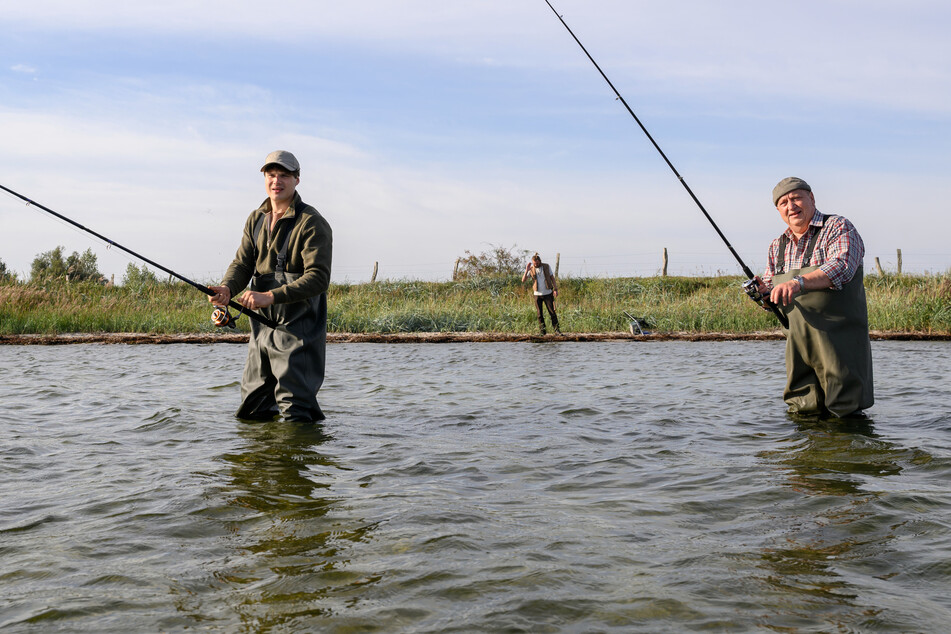 Eddi Jansons (l.) und Jan-Hinrich Reuter angeln in der Ostsee.