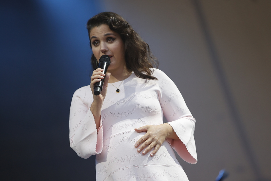 "A Summer in Germany" - mit Babybauch trat Katie Melua (37) am Freitagabend in Halle auf.