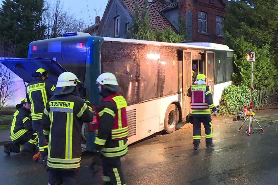 Rettungskräfte arbeiten an der Unfallstelle in Wennigsen.
