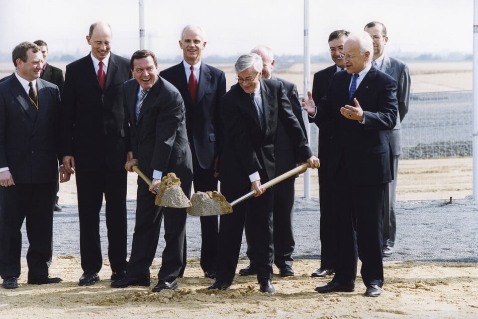 Lang ist's her: Bundeskanzler Gerhard Schröder (heute 81, SPD), BMW-Vorstandschef Joachim Milberg (82) und der bayerische Ministerpräsident Edmund Stoiber (84) am 7. Mai 2002 beim ersten Spatenstich für das neue BMW-Werk Leipzig. (Archivbild)