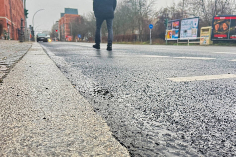 In den kommenden Tagen ist auf den Straßen und Gehwegen in Berlin und Brandenburg weiterhin mit Glatteis zu rechnen.