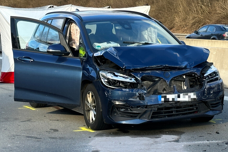 Der BMW wurde bei dem Aufprall erheblich beschädigt.