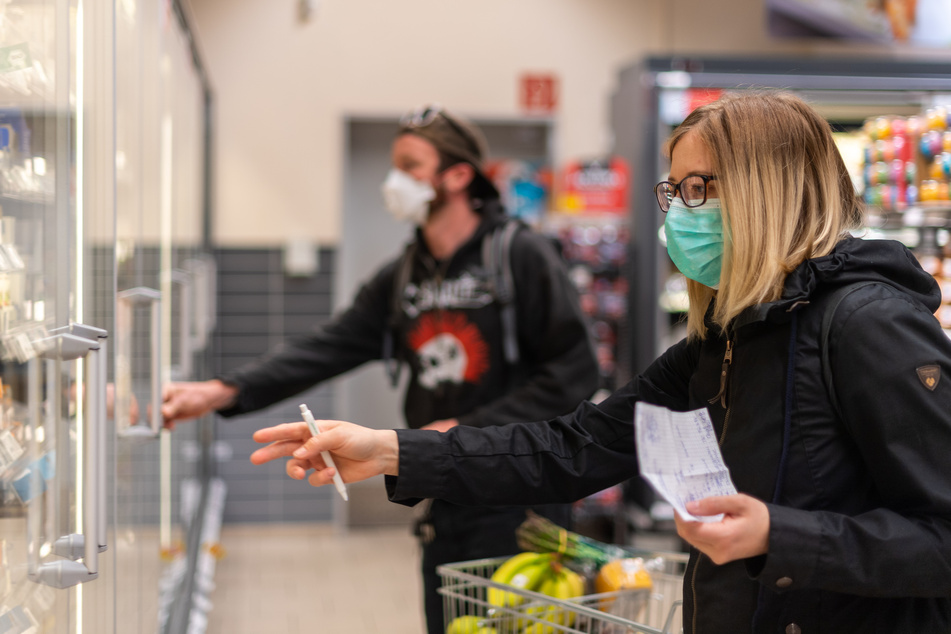 Kunden mit Mundschutz in einem Supermarkt. Aktuell kann, aber muss dieser nicht in den Läden getragen werden - zumindest, solange die Inzidenz unter 10 bleibt.