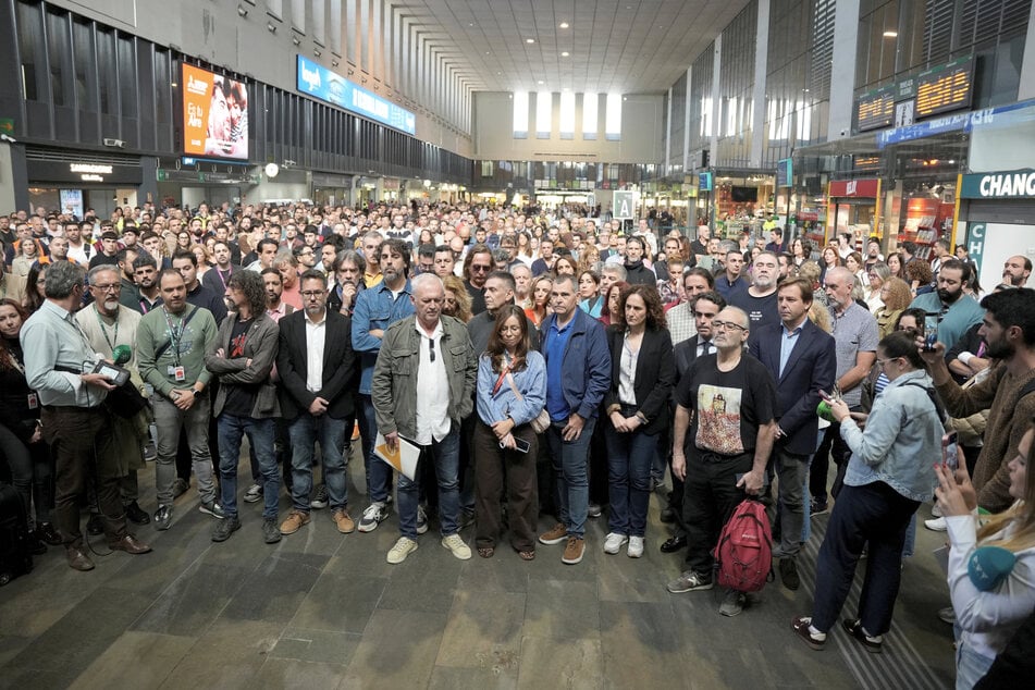 Spanien ist vom nächsten Zugunglück innerhalb weniger Monate erschüttert: Reisende gedenken mit einer Schweigeminute im Bahnhof Santa Justa den Opfern.