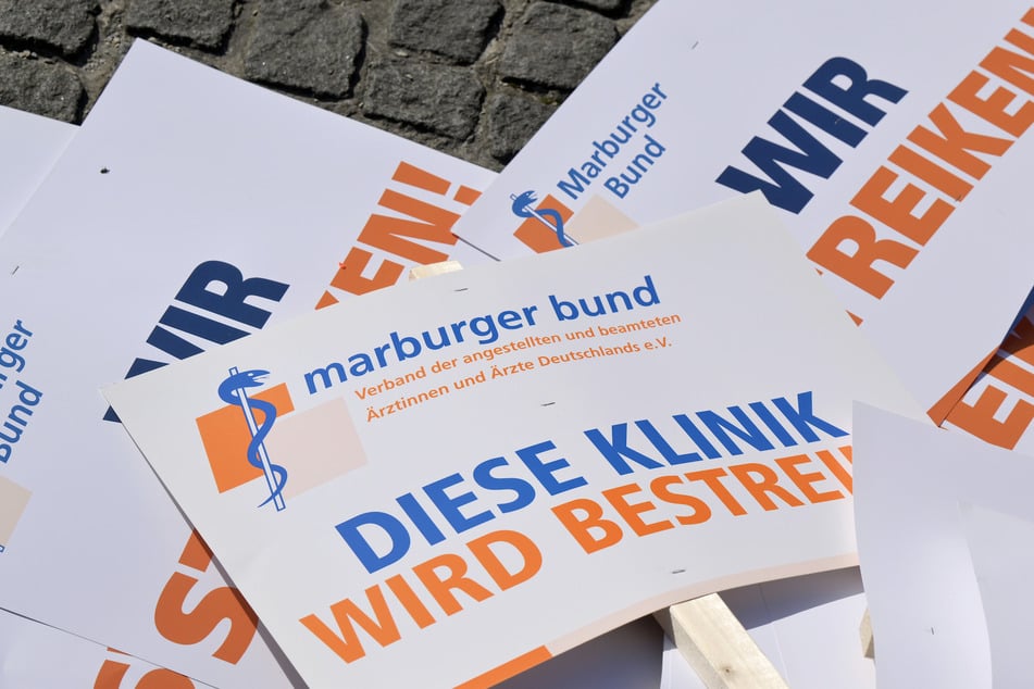 Der Marburger Bund fordert für seine Ärzte mehr Gehalt und eine Reform der Schichtarbeit.