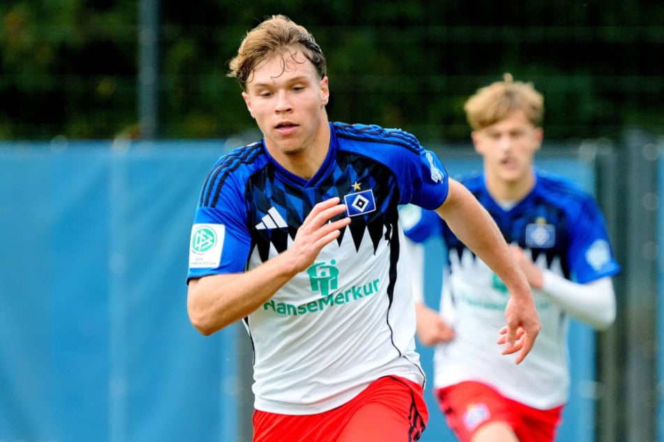 Nachwuchstalent Finn Barkowsky (18) hat beim HSV seinen ersten Profivertrag unterschrieben.