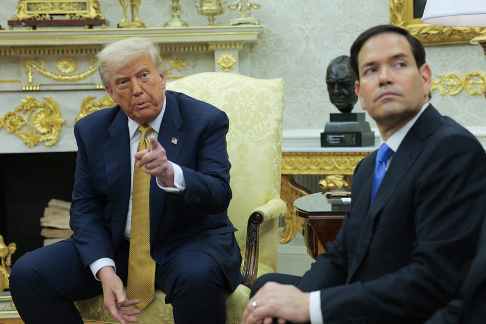 The Trump administration's Department of State, headed by Secretary Marco Rubio (r.), has announced some US visa applicants will have to pay bonds of up to $15,000.