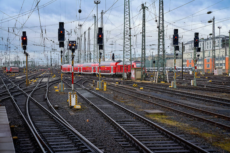 Deutsche Bahn bietet Quereinsteigern (w/m/d) zukunftssichere Jobs in Falkenberg/Elster.