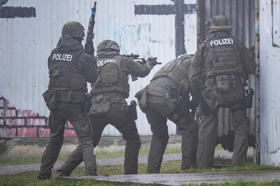 Einsatzkräfte des SEK nehmen an der baden-Württembergischen Terrorismusabwehr-Übung auf dem Truppenübungsplatz Heuberg teil.