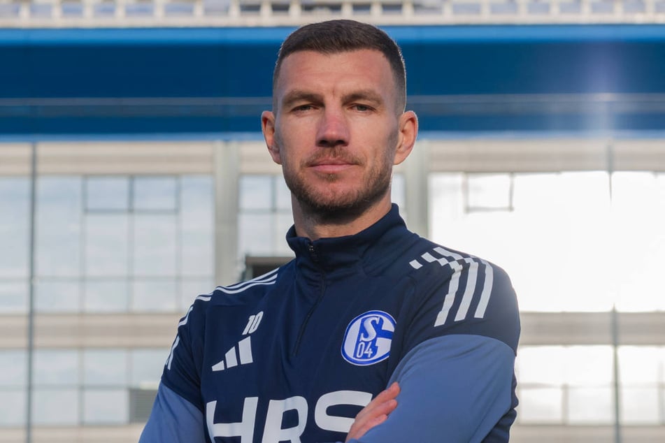 Schalke 04 ist mit der Verpflichtung von Edin Dzeko (39) ein echter Transfer-Coup gelungen.