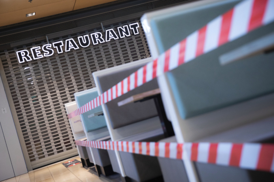 Ein Restaurant in der Europa Passage Hamburg ist am frühen Morgen noch geschlossen, die Sitzgelegenheiten davor sind mit Flatterband abgesperrt. Zahlreiche Einzelhandelsgeschäfte bis 800 Quadratmeter dürfen seit heute wieder öffnen.