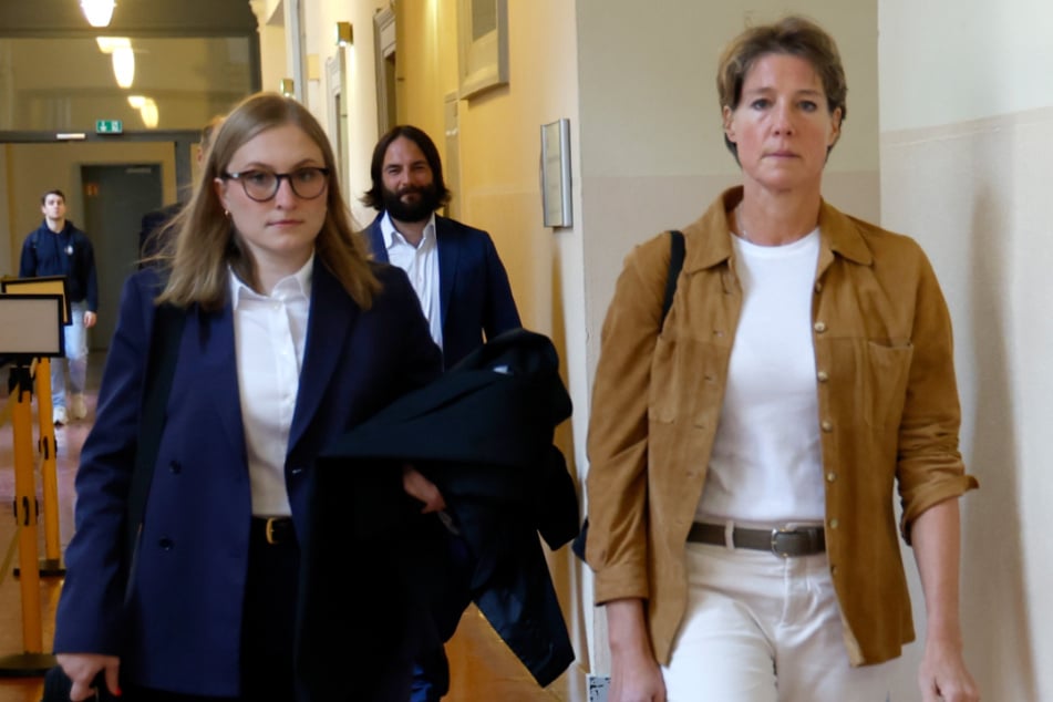 Christina Block (52, r.) erscheint in Begleitung ihrer Anwälte zu spät vor Gericht. Dafür gibt es von der Richterin eine Lüge.