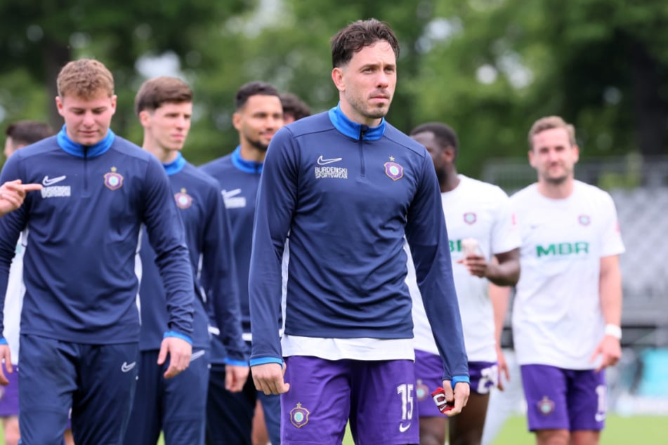 Marcel Bär (34, vorne) bleibt in Aue - trotz Abstieg. Dazu konnte der FCE bereits zehn neue Spieler verpflichten.