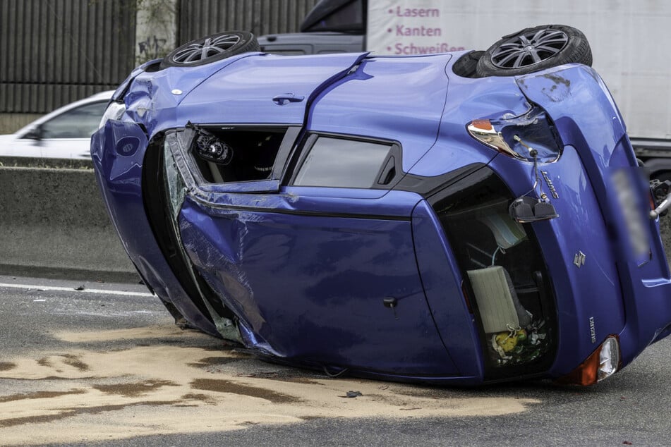 Unfall A3: Suzuki Swift kracht auf A3 gegen Laster und überschlägt sich