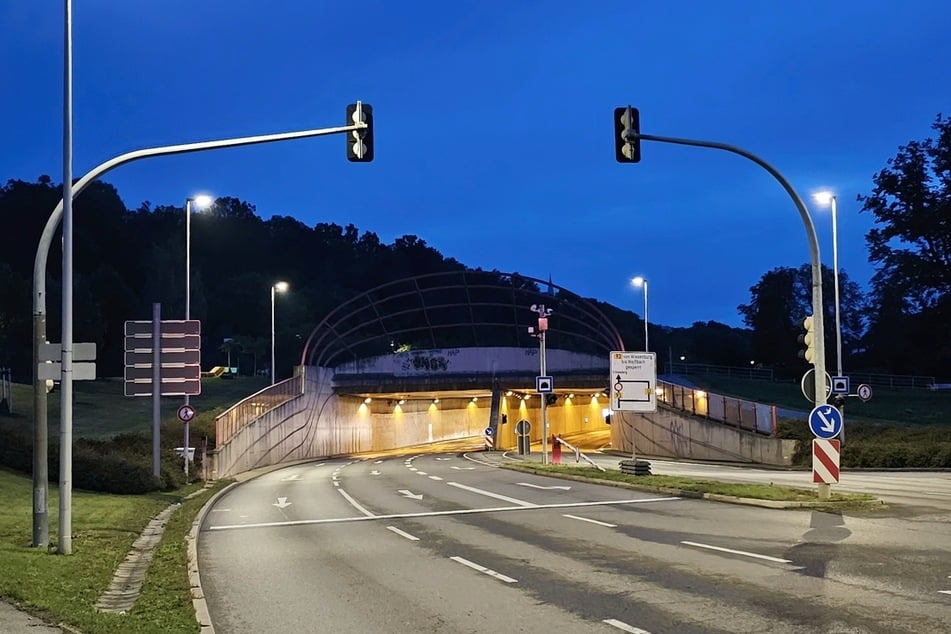 Die Nordseite des Tunnels: Hier wird in der Nacht auf Mittwoch kein Auto durchfahren können.