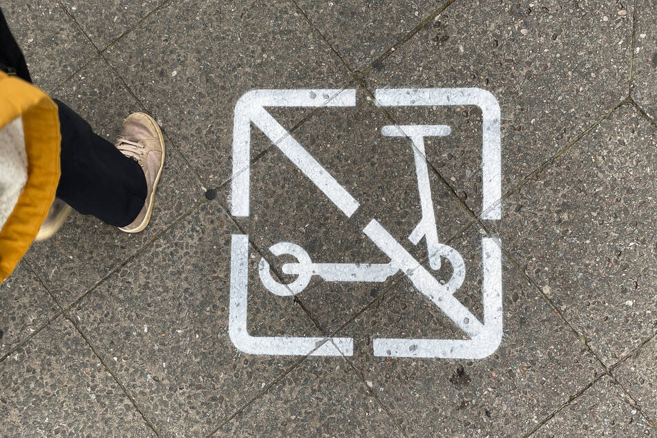 Mit solchen Abbildungen will der Bezirk Neukölln wieder mehr Ordnung auf Gehwegen herstellen.