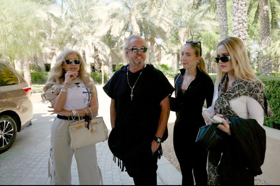 Mit der neuesten Andeutung von Mama Carmen können Shania und Davina nichts anfangen.