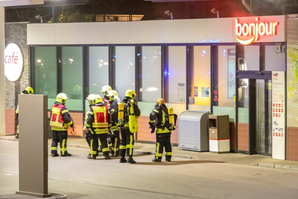 Feuerwehreinsatz im Erzgebirge: Nebel-Alarm in Tankstellen-Shop