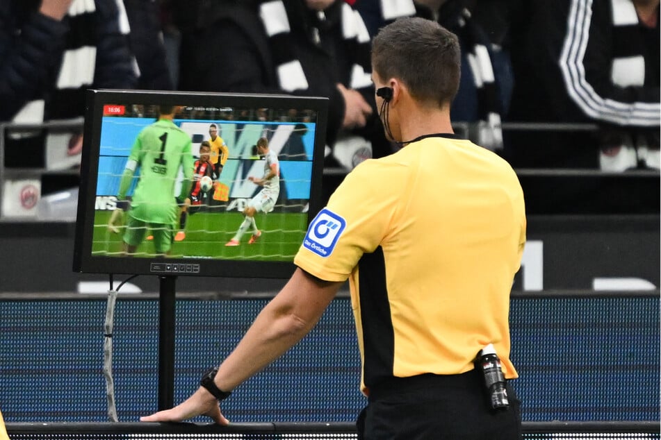 Nach Ansicht der Videobilder musste Schiedsrichter Daniel Siebert den vermeintlichen 1:1-Ausgleich von Jean-Matteo Bahoya zurücknehmen.