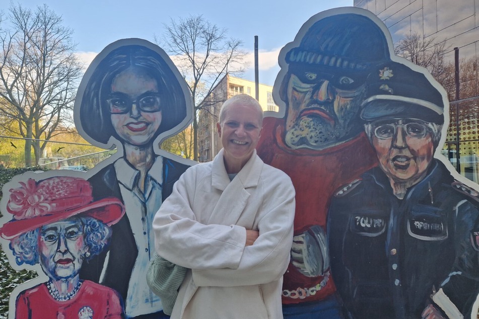 Julia Staron vor zwei Figuren des "Artwalk" auf der Reeperbahn. Eine weitere Aktion des BID Reeperbahn+, welches St. Paulis prägenden Persönlichkeiten in der Fokus rückt und ab Juli wieder auf dem Hans-Albers-Platz ausgestellt wird.
