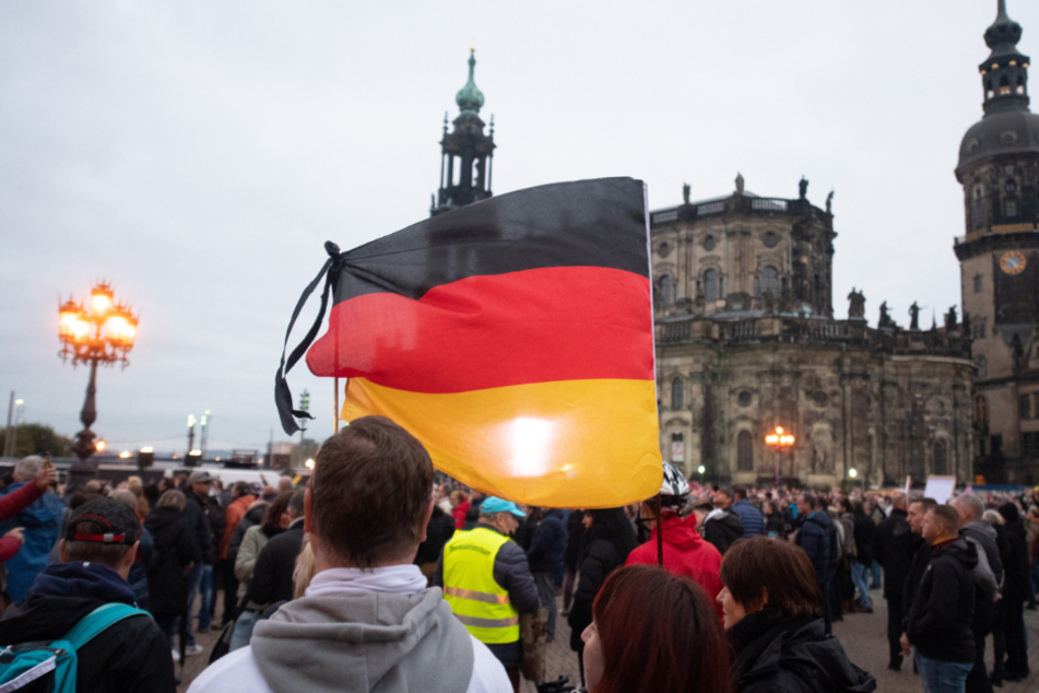 Teilnehmer einer "Querdenken"-Demo in Dresden auf dem Theaterplatz.