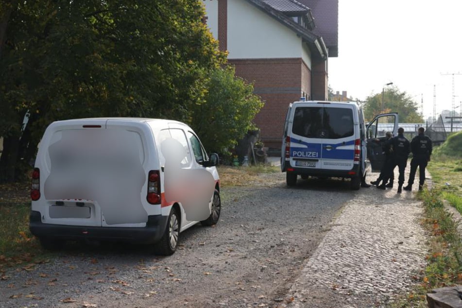 Seit den frühen Morgenstunden durchsuchen die Einsatzkräfte das Haus von Melanie Müller (34) in Leipzig-Wahren.