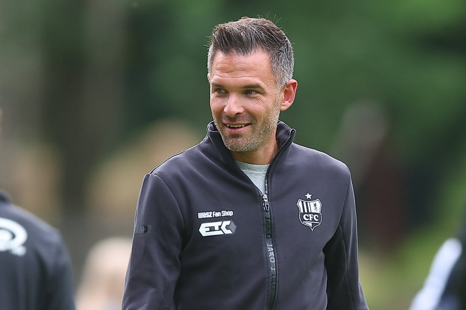 Chefcoach Benjamin Duda (38) hat noch knapp drei Wochen und insgesamt vier Testspiele, um seine Jungs fit zu machen für den Ligastart.