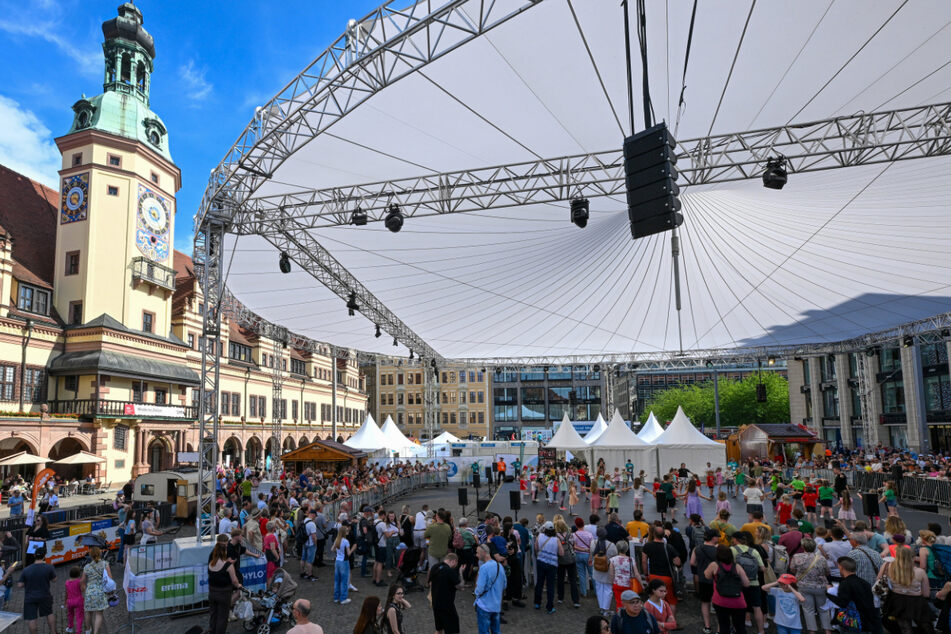 Das Internationale Deutsche Turnfest auf dem Marktplatz in Leipzig begeistert zahlreiche Gäste.