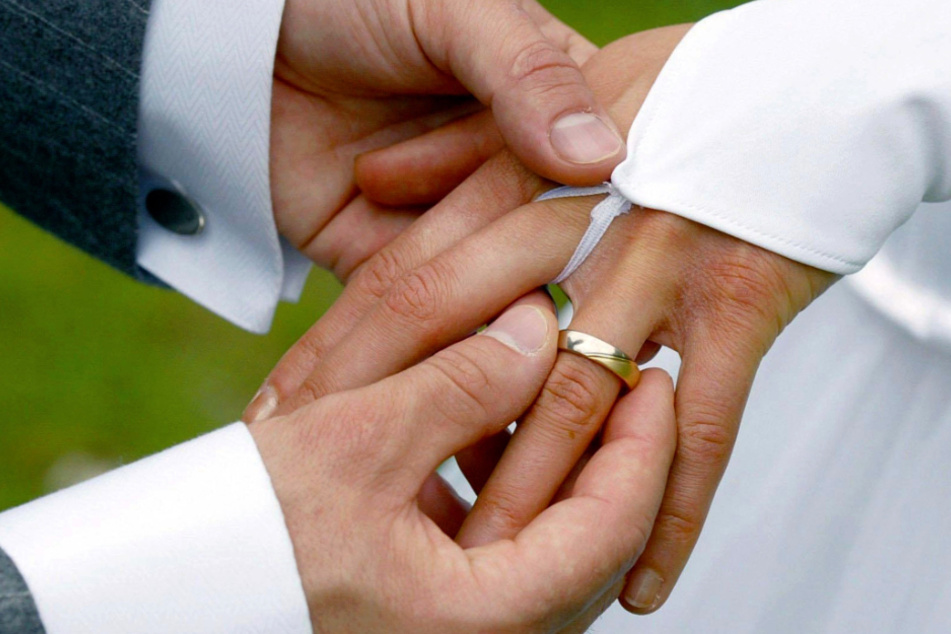 Vor der Hochzeit musste ein Bräutigam noch eine satte Strafe zahlen. (Symbolbild)