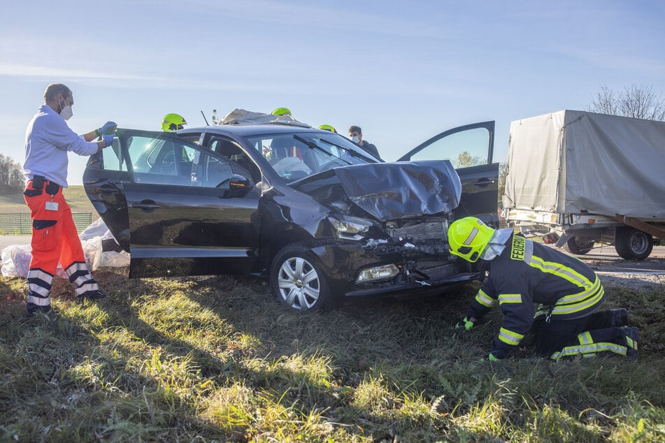 Der VW hatte nach dem Unfall Totalschaden. Zwei Insassen mussten schwer verletzt ins Krankenhaus.
